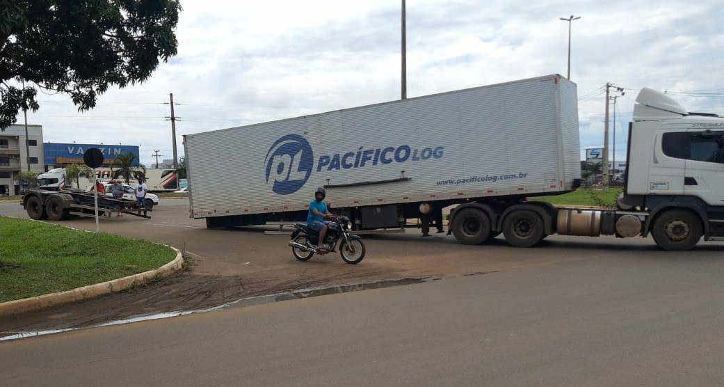 INUSITADO: carreta perde eixo traseiro em trecho urbano de rodovia federal, em Vilhena