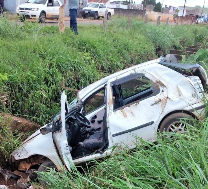 ASSISTA VÍDEO: motorista fica preso a ferragens após carro despencar dentro de valeta, em Vilhena