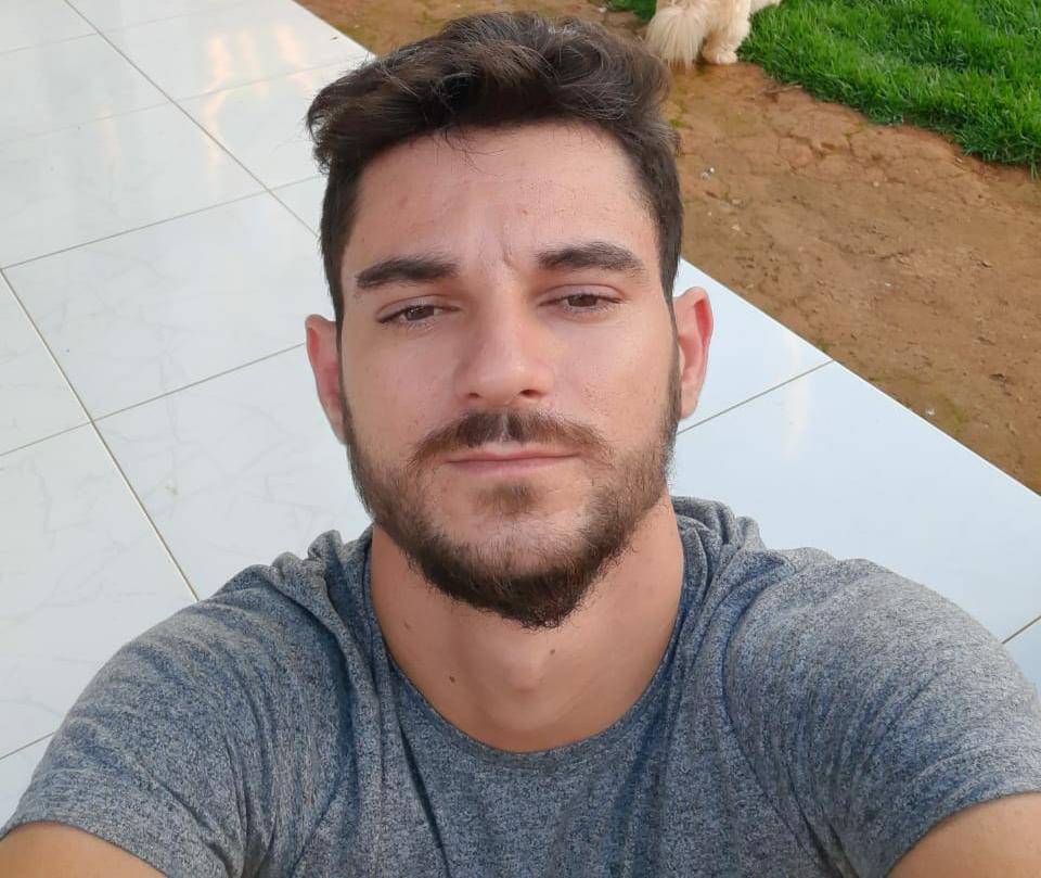 Sem conseguir cirurgia pelo SUS e sem poder parar trabalhar, açougueiro de 30 anos cria “vakinha” e pede ajuda