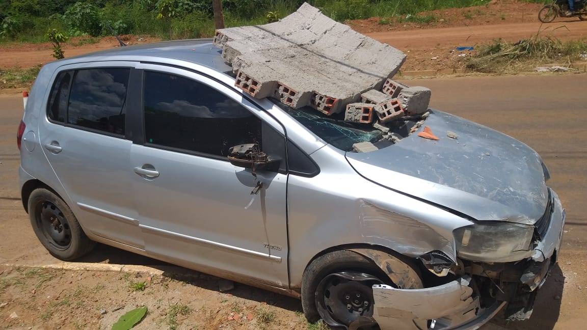 Motorista com sinais de embriaguez atinge lixeira, poste e muro de casa no Residencial Maria Moura, em Vilhena