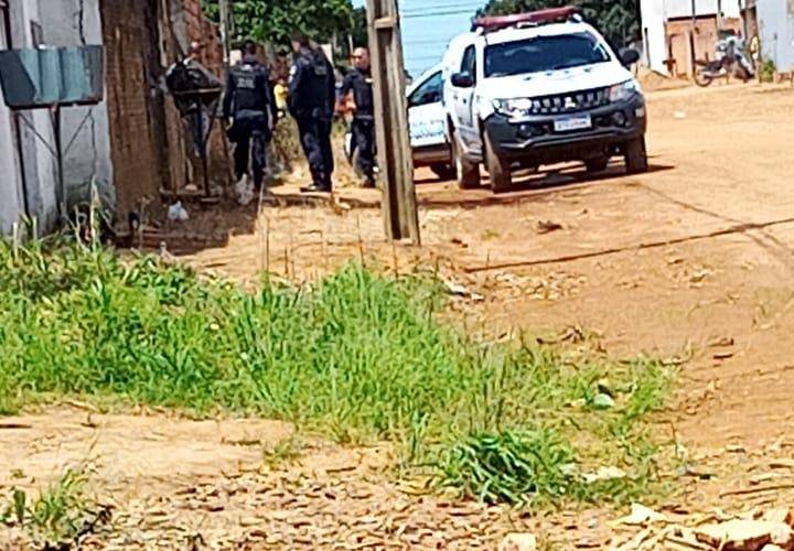 Baleado no braço, homem de 30 anos recusa atendimento médico e diz a policiais que vai resolver o problema “sozinho”