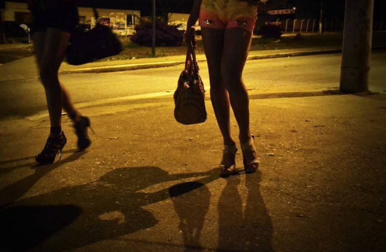Hóspede de hotel é assaltado ferido a faca por travestis; vítima teve R$ 1.500,00 levados por profissionais do sexo