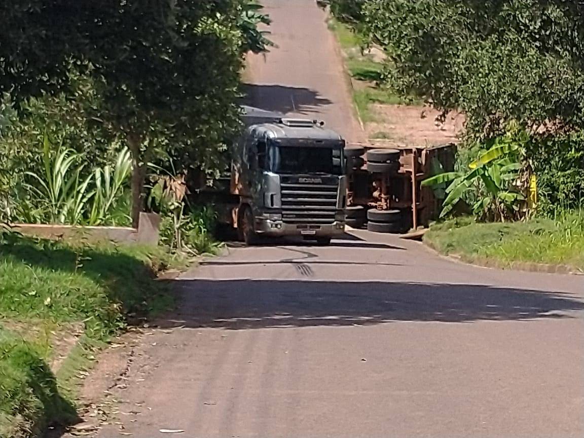 Carreta bitrem tenta subir ladeira em Colorado do Oeste, volta de ré e deixa carga de soja espalhada na rua