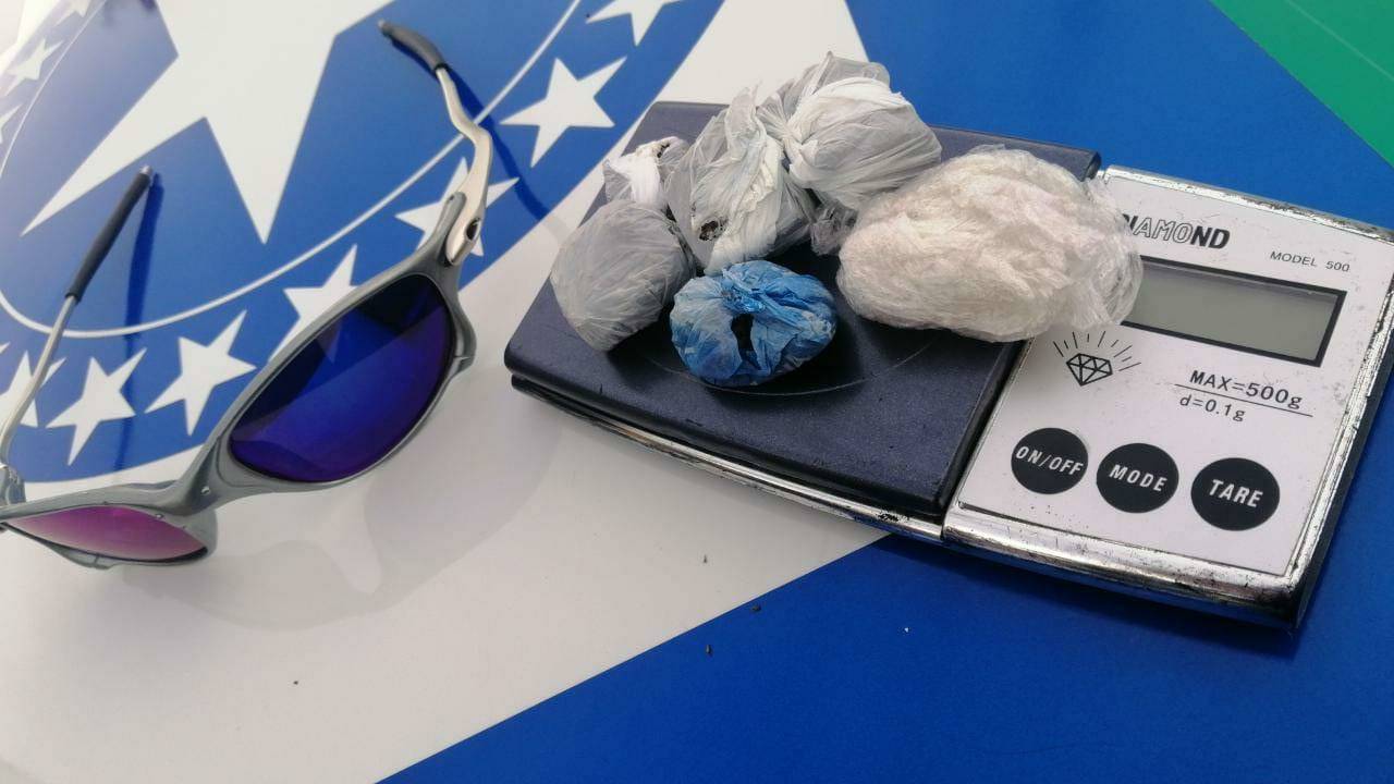 Com bolsos cheios de maconha, rapaz de 18 anos acaba preso após abordagem da Polícia Militar