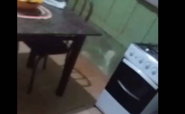 ASSISTA: casal chega do trabalho e encontra casa “saqueada”; homem faz vídeo e dispara contra “ladrãozinho desgraçado”