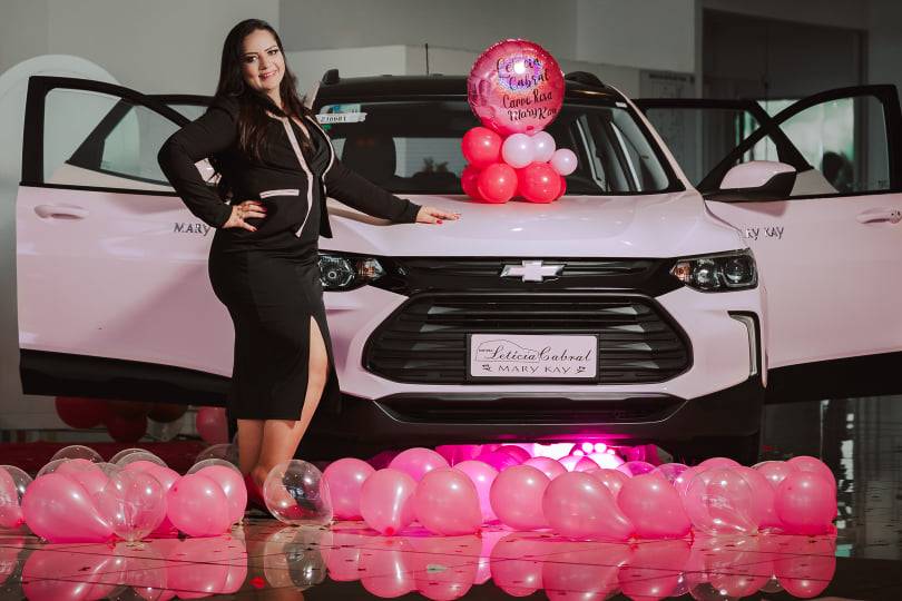 Moradora de Vilhena se destaca no Brasil liderando equipe da Mary Kay e ganha “carro rosa” da marca americana