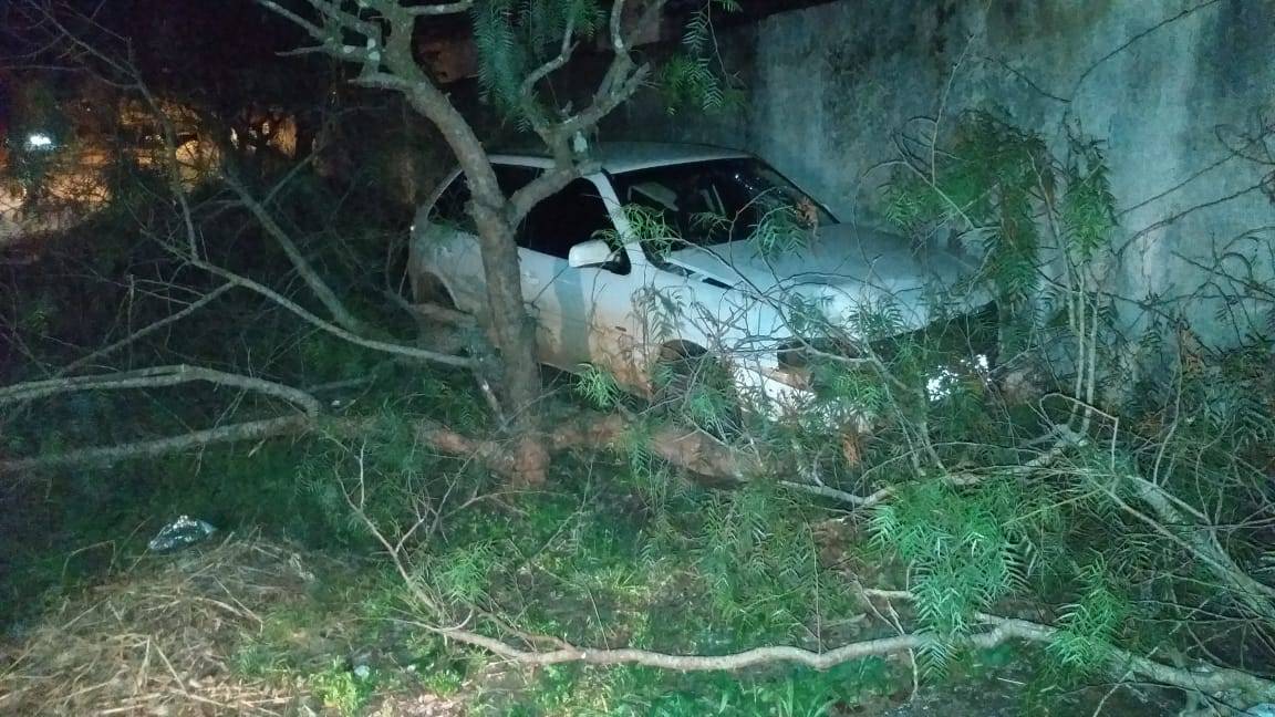 Após passar o dia bebendo com a ex-esposa, motorista perde o controle da direção e atinge muro de ONG