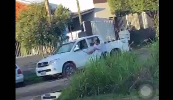 VÍDEO: viralizam imagens de homem supostamente traído destruindo carro do “amante errado” em cidade de Rondônia