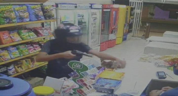 ASSISTA VÍDEO: ladrão armado assalta distribuidora de bebidas e foge levando dinheiro e celular de comerciante