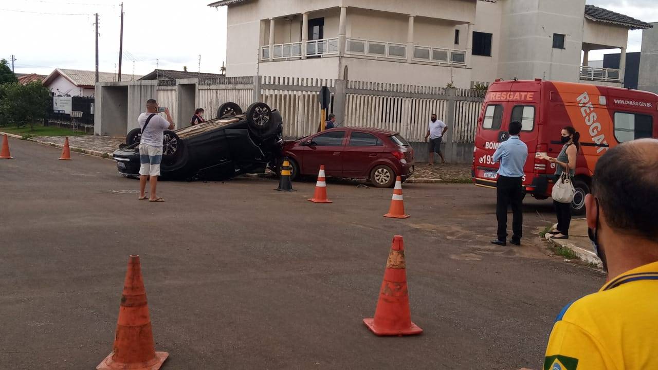 Acidente inusitado envolvendo dois carros e viatura dos Bombeiros deixa militar ferida; mulher levava filho a bordo