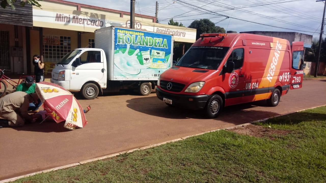 Motorista de caminhão abre porta de repente e ciclista é levada ao hospital, depois cair em avenida e bater a cabeça