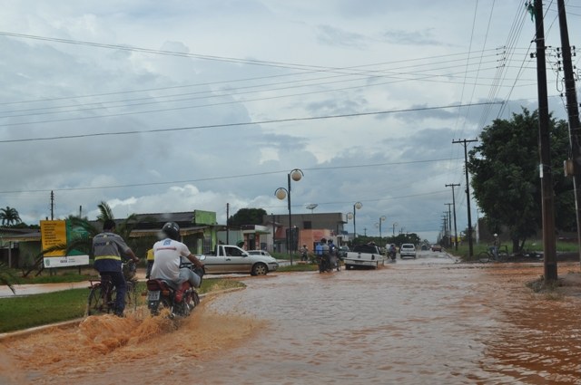Chuva de apenas uma hora deixa Celso Mazutti e Melvin Jones quase intransitável