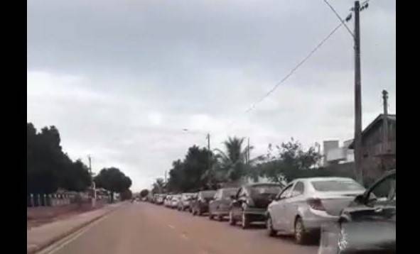 ASSISTA: vídeo mostra fila quilométrica para testes de Covid-19 em Cerejeiras e indica centenas de pacientes com sintomas