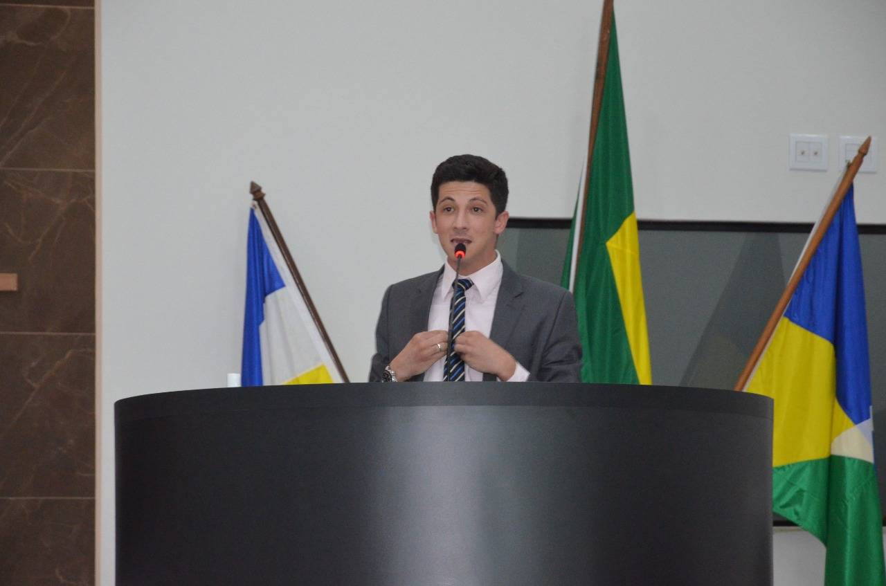 Professora “passa pito” em vereador que foi seu aluno no curso de Direito após postagem sobre CPI no Facebook