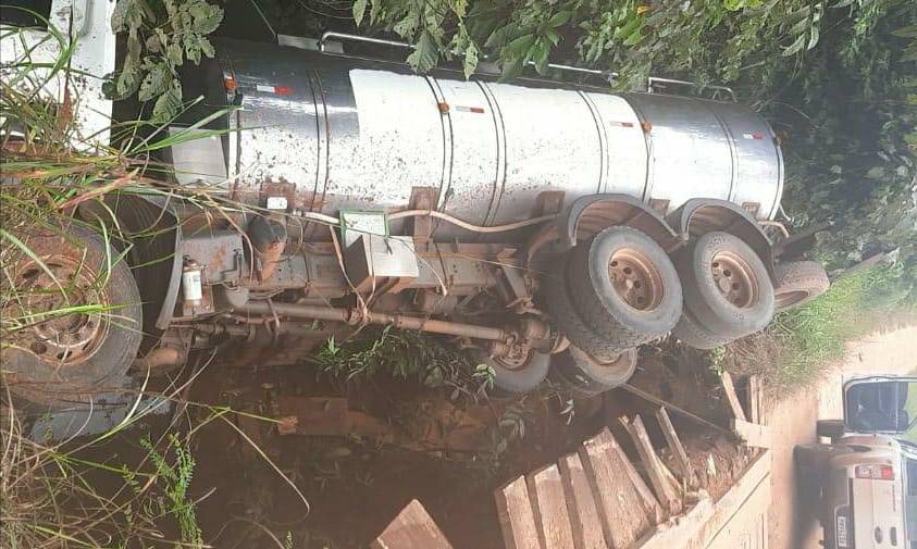 ASSISTA VÍDEO: ponte não aguenta e caminhão “leiteiro” despenca em córrego na zona rural de Chupinguaia