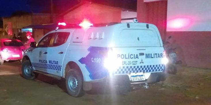 Policiais militares socorrem bebê que havia engolido pedaço de plástico; médico disse que criança poderia ter morrido