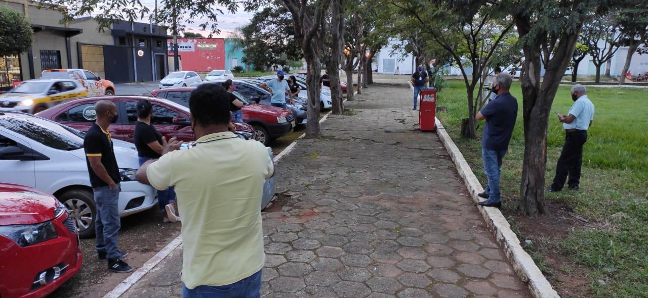 VÍDEO: motoristas de aplicativo oram em praça pública pedindo proteção contra Covid e cura para internados