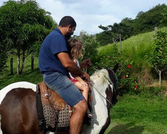 Para ficar mais perto da filha, jovem larga emprego na cidade, aluga chácara e hoje ganha mais com produção agrícola