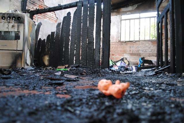 Crianças vítimas de pai incendiário continuam no abrigo