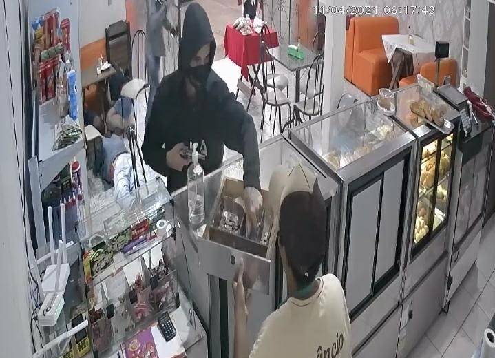 ASSISTA VÍDEO: assaltantes armados aterrorizam clientes e funcionário de padaria, em Vilhena