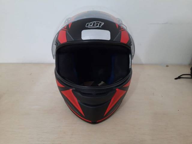Homem que pediu capacete emprestado alegando que iria levar mãe a hospital é suspeito de furtar motocicleta em oficina