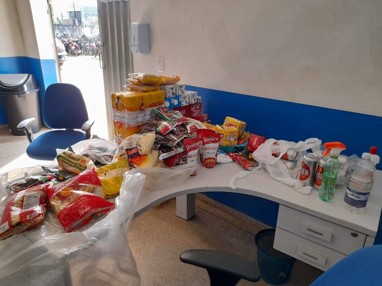 De bicicleta, ladrões fazem “limpa” em mercearia, levando alimentos e cervejas; dois foram presos e um fugiu