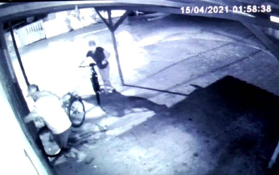 ASSISTA VÍDEO: antes de fazer “limpa” em mercearia, ladrões já haviam saqueado oficina de motos