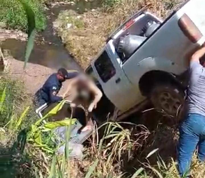 ASSISTA VÍDEO: defeito mecânico faz caminhonete despencar de ponte na área urbana de Colorado do Oeste