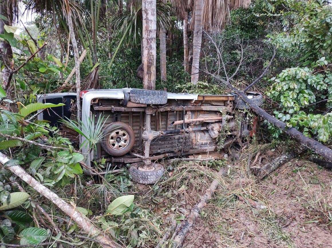 Vindo buscar corpo de morto por Covid em Vilhena, picape de funerária de Colorado do Oeste capota e sofre perda total
