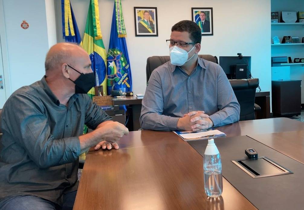 Deputado Ezequiel Neiva anuncia investimentos na infraestrutura da escola São Roque, em Corumbiara