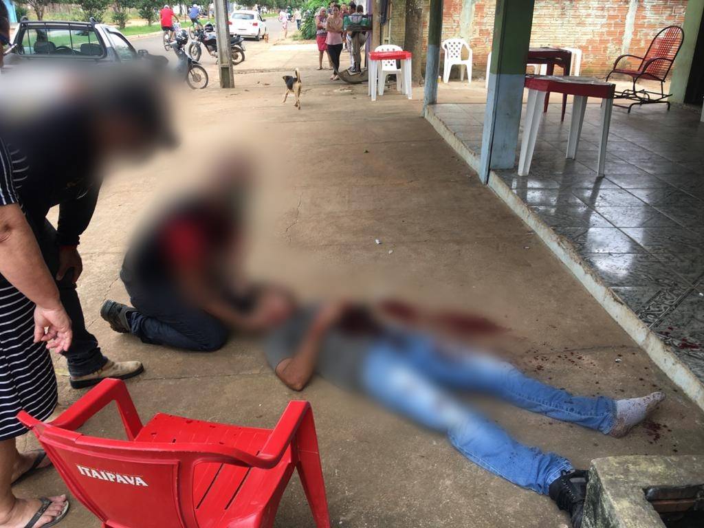 Homem de 39 anos é baleado várias vezes; atirador chegou de bicicleta abrindo fogo contra a vítima