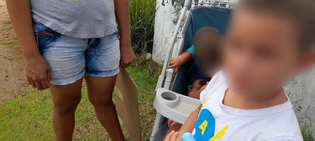 Mesmo com alerta de secretário, venezuelana leva crianças pequenas para avenidas, onde pede ajuda a motoristas