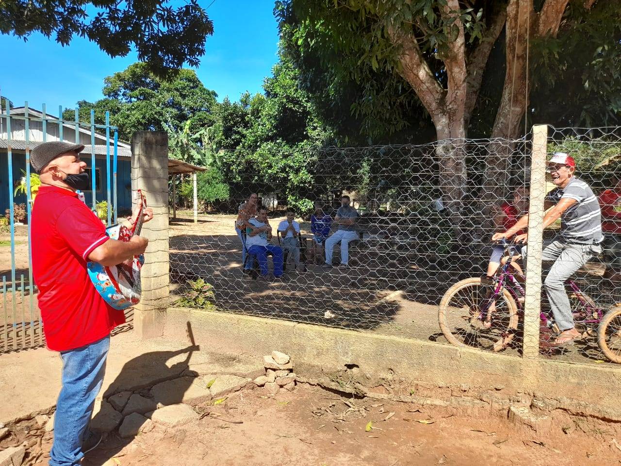 VEJA VÍDEO: na pandemia, professor dribla restrições e vai à casa de alunos da APAE levando música e alegria