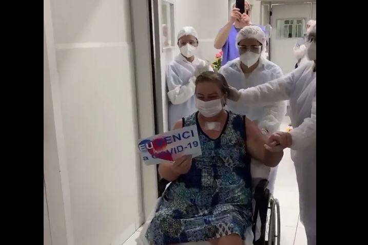 VEJA VÍDEO: após perder o marido para a Covid-19 e sobreviver à intubação, servidora pública deixa a UTI