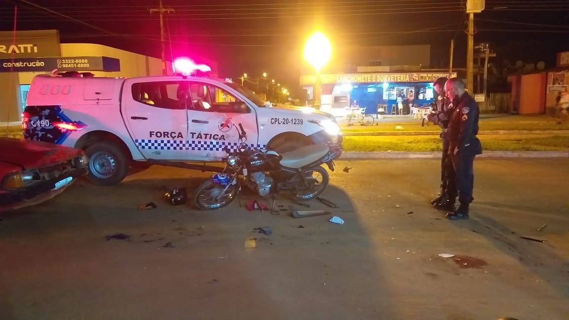 ASSISTA VÍDEO: durante perseguição policial, dois homens em motos atingem viatura e ficam feridos