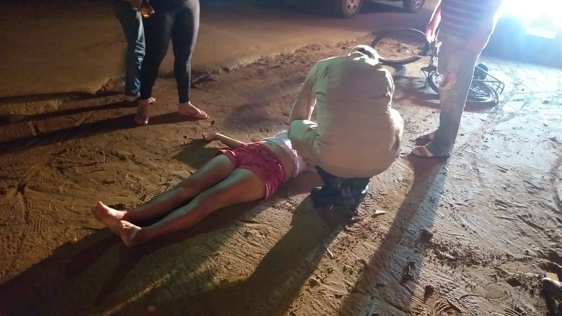 Motorista não consegue evitar batida e ciclista é atingida por carro, ao tentar cruzar rodovia, em Vilhena