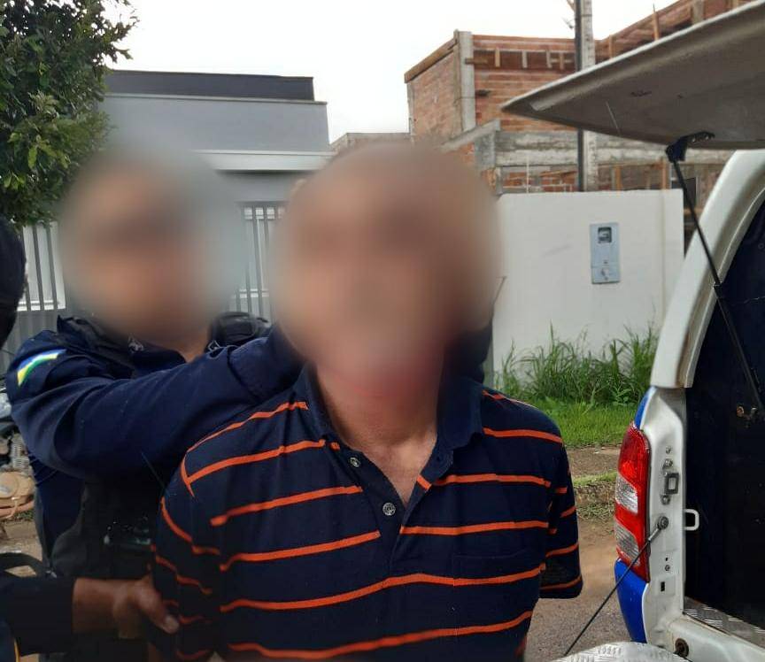 Ao ver ladrão furtando residência vizinha, homem domina o marginal até a chegada da polícia; mulher também foi presa
