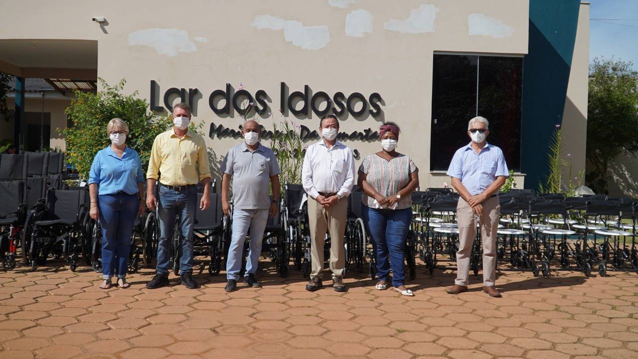 Em Vilhena, deputado Luizinho Goebel entrega equipamentos de locomoção para o Lar dos Idosos