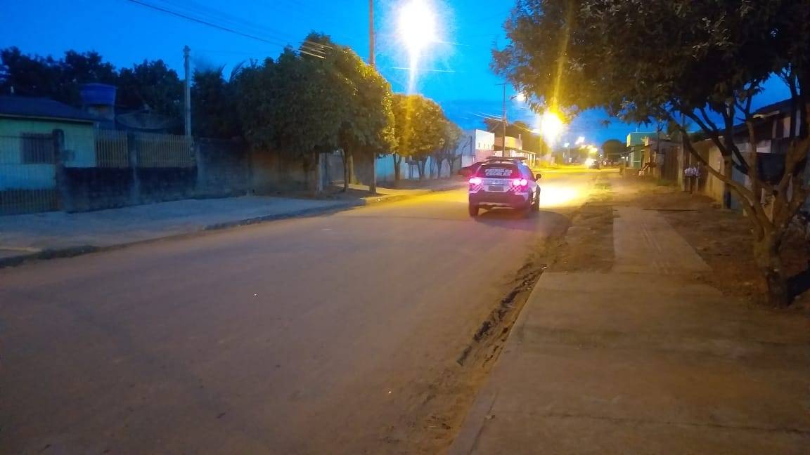 Homens em carro preto disparam tiros contra muro de residência, mas ninguém quis denunciar o crime