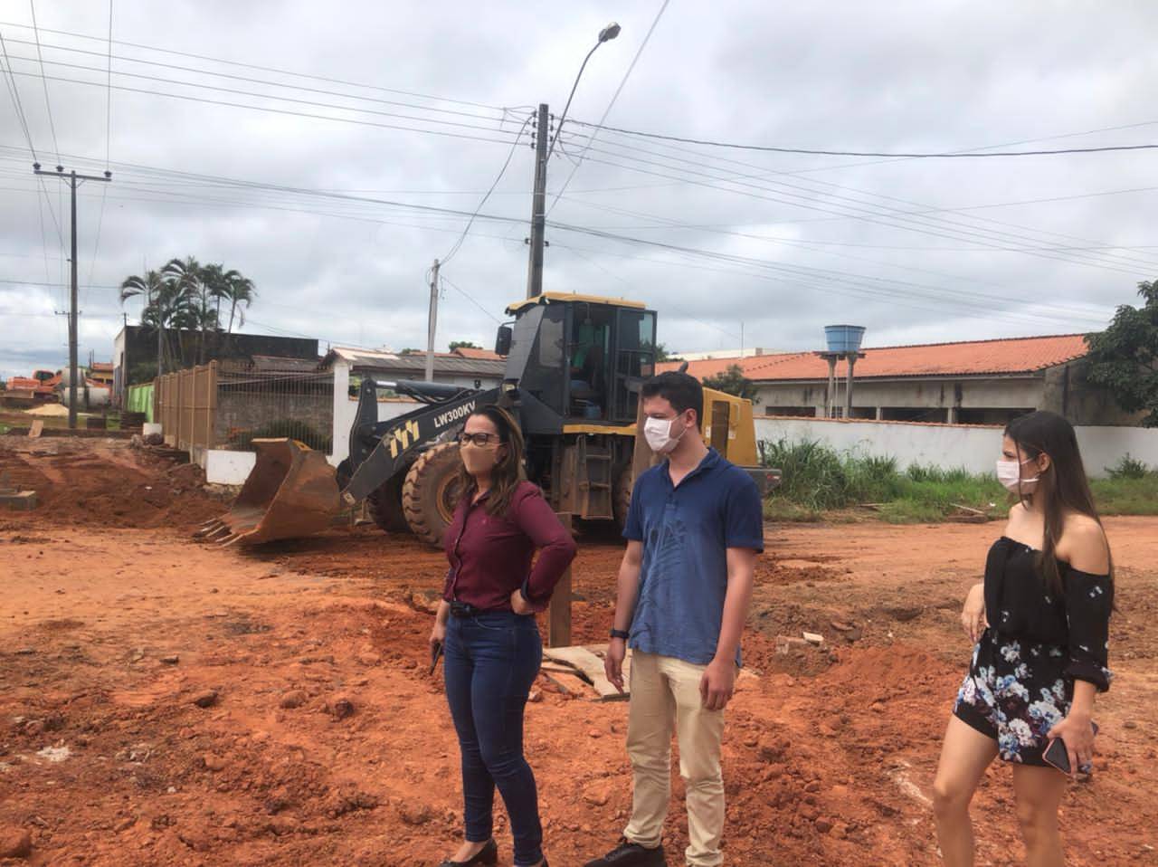 Deputada Rosangela Donadon fiscaliza início das obras de pavimentação asfáltica de avenida em Pimenta Bueno
