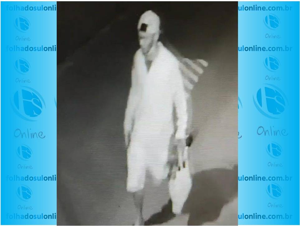 ASSISTA VÍDEO: câmeras de monitoramento flagram suspeito de arrombar e furtar ótica no centro da cidade