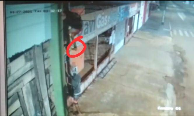 VEJA VÍDEO: ladrões arrombam e furtam distribuidora de gás; um deles estava usando tornozeleira eletrônica