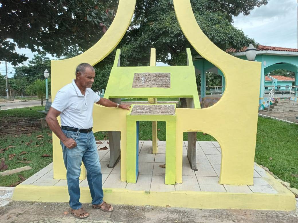 Pastor evangélico revitaliza Monumento da Bíblia em praça com nome de padre e prefeitura faz reparos na iluminação