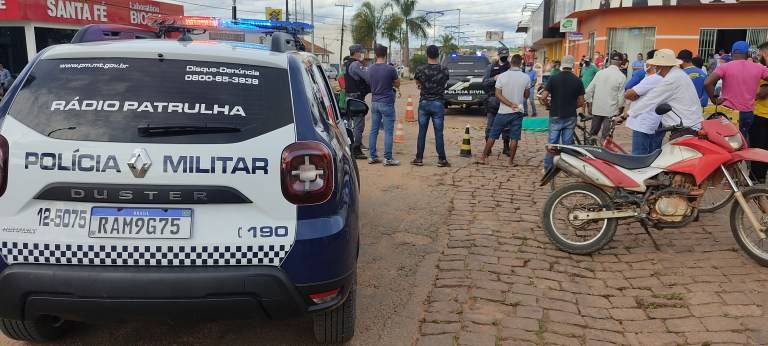 Vídeo mostra homem surtado esfaqueando comerciante em cidade vizinha; vítima não resistiu aos golpes e morreu no local