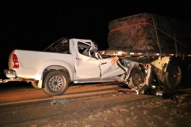 Picape se choca contra carreta e deixa mulher morta e homem gravemente ferido entre Vilhena e Comodoro (MT)