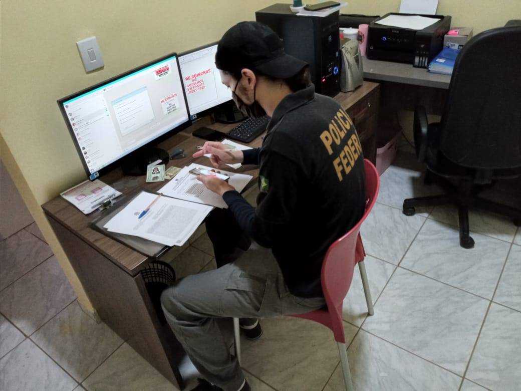 Polícia Federal cumpre mandados em duas cidades de Rondônia, contra acusados de fraudar benefício emergencial