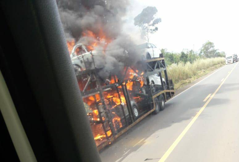 ASSISTA VÍDEO: incêndio atinge carreta-cegonha e destrói vários carros na BR 364, entre Vilhena e Pimenta Bueno