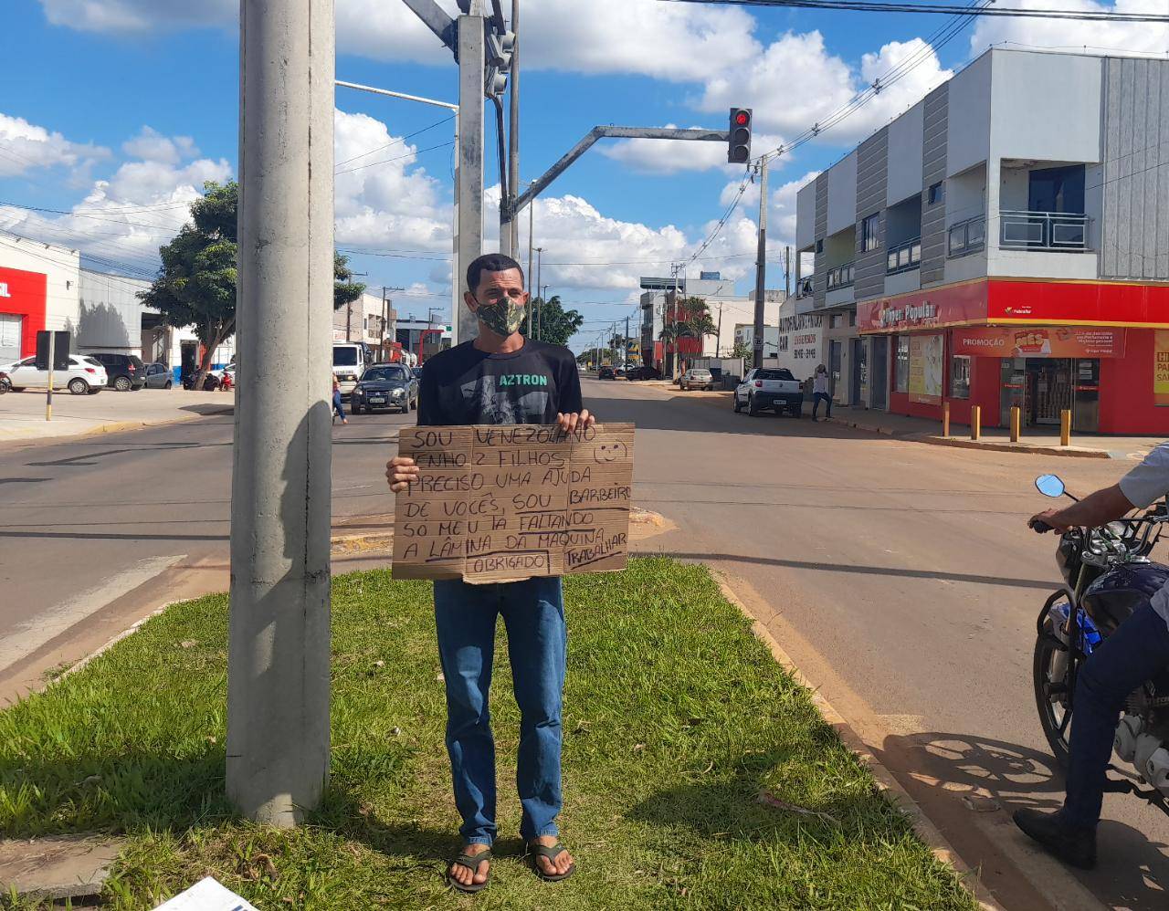 Nas ruas de Vilhena, venezuelano pede ajudar para comprar lâmina e ganhar a vida com trabalho de barbeiro