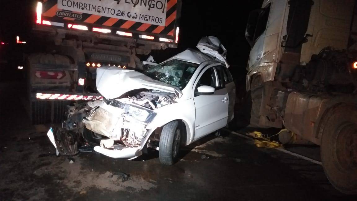 VEJA FOTOS: carro com casal e neto de 10 anos a bordo fica “prensado” entre duas carretas na BR 364, em Vilhena