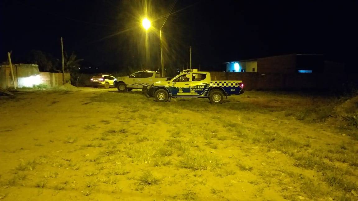 Homem armado com espingarda dispara tiro contra residência e sai correndo; polícia é acionada
